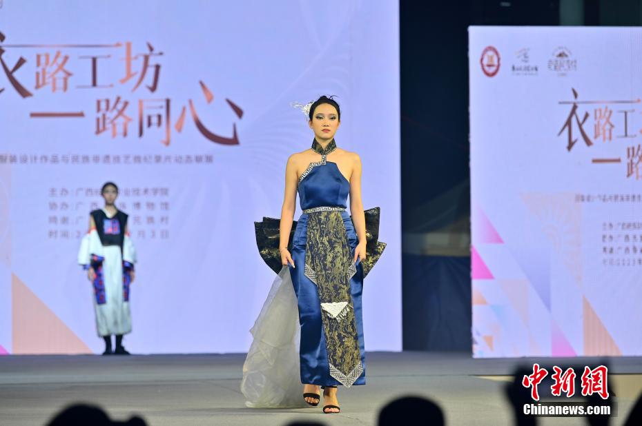 图为模特们身着设计感十足的民族服饰走秀。俞靖 摄
