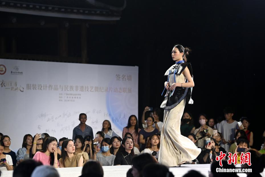 模特们走秀，吸引大批观众目光。俞靖 摄