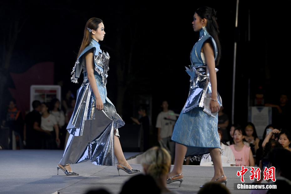 图为模特们身着设计感十足的民族服饰走秀。俞靖 摄