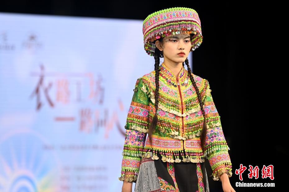 图为模特身着设计感十足的民族服饰走秀。俞靖 摄