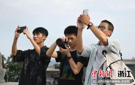 参加活动的青年学生等在舟山南海观音景区采风。 王刚 摄