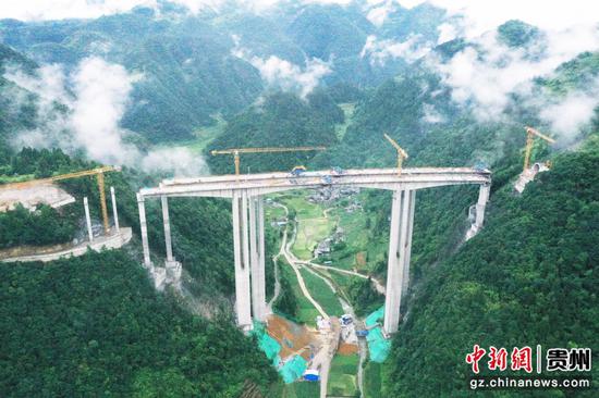 陈家沟2号大桥完成双幅合龙。贵州高速集团供图