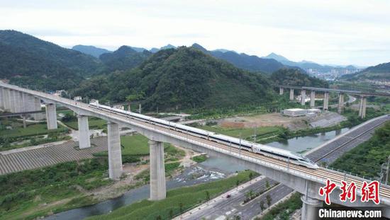 7月5日，动车组在贵南高铁贵州段行驶。　　国铁成都局 供图