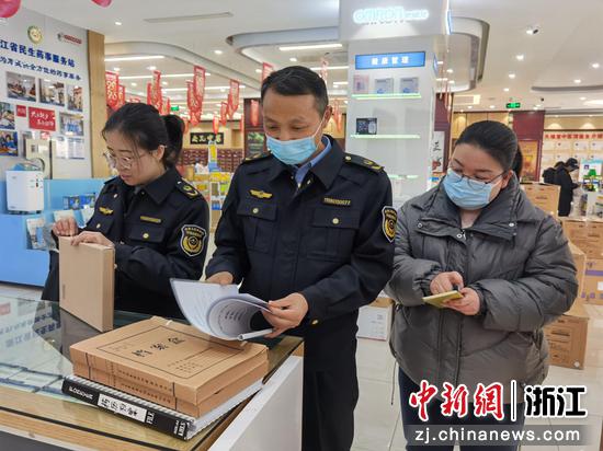 衢州市场监管部门在检查民生药事服务站。  张文贞、严雪梅 摄