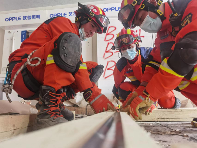 图为演练现场消防救援人员正在开展建筑物倒塌快速破拆救援。