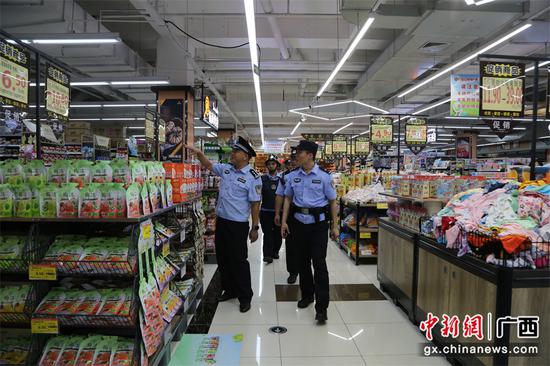 警员仔细检查超市设施设备安全。