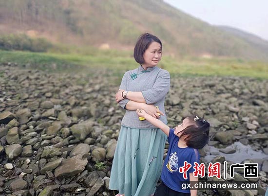 游人在难滩河游玩打卡。吴向艳 摄