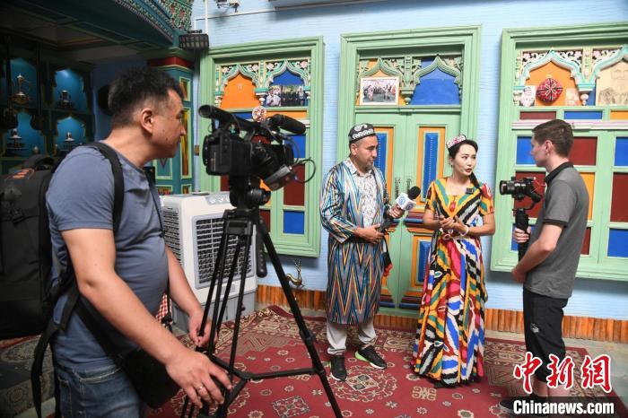 哈萨克斯坦媒体参访团记者采访喀什古城的旅游家访点。　孙亭文　摄