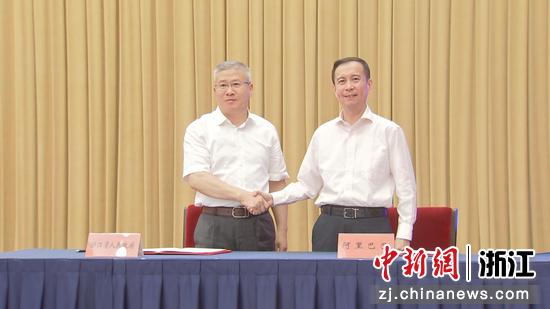 图为浙江省委常委、常务副省长徐文光代表浙江省政府与阿里巴巴签约。阿里供图