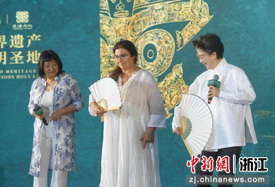 　　希腊前文化和体育部长、著名艺术家Lydia Koniordou（中）跟随茅威涛（右）学中国戏剧动作。王刚 摄