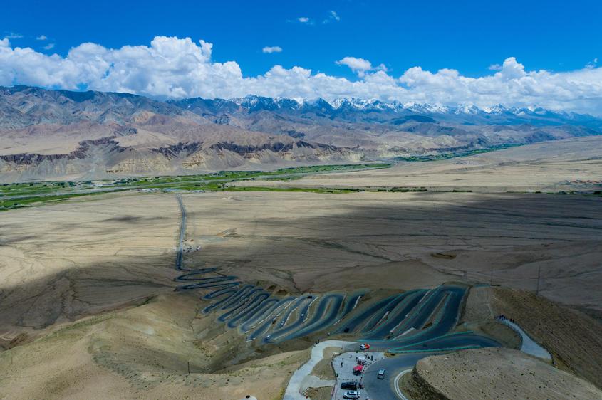 图为新疆喀什地区塔什库尔干塔吉克自治县盘龙古道景区-小盘龙景点全貌。    王九峰  摄