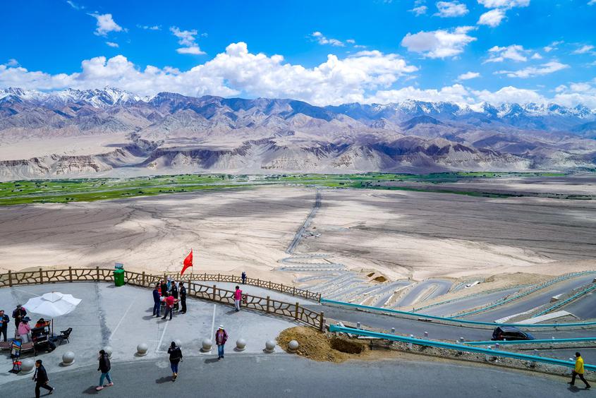 图为新疆喀什地区塔什库尔干塔吉克自治县盘龙古道景区-小盘龙景点观景台，游客在打卡参观。    王九峰  摄