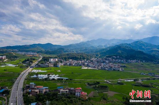 航拍贵州省从江县贯洞镇，村庄与田野、道路构成美丽的乡村画卷。