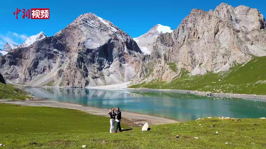盛夏新疆天堂湖如“藍寶石”鑲嵌天山深處