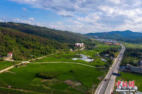 航拍贵州省从江县贯洞镇，绿油油的稻田与青山、道路交相辉映。