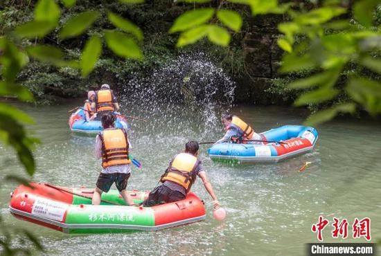 图为游客在施秉县杉木河景区漂流、戏水。　磨桂宾 摄