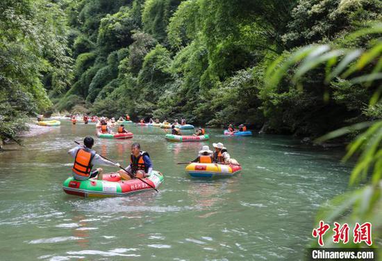 图为游客在施秉县杉木河景区漂流。　磨桂宾　摄