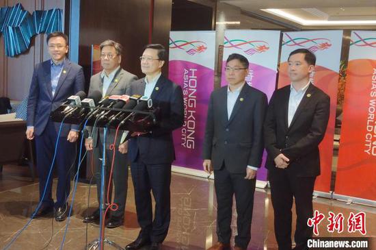 图为香港特区行政长官李家超7日在贵阳接受媒体采访。
