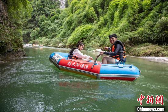 图为游客在施秉县杉木河景区漂流。　磨桂宾 摄