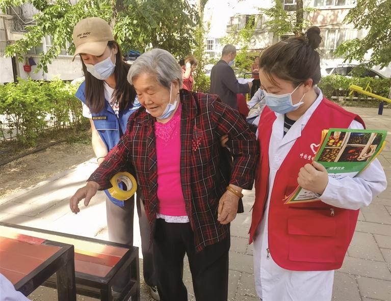 　　南门社区组织网格志愿者开展敬老爱老志愿服务活动。

