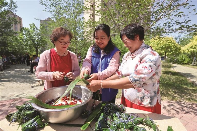 　　吉祥社区组织网格员和居民群众一起包粽子庆祝端午节。

