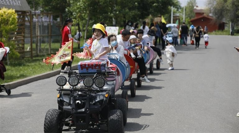 　　游客乘坐小火車。

