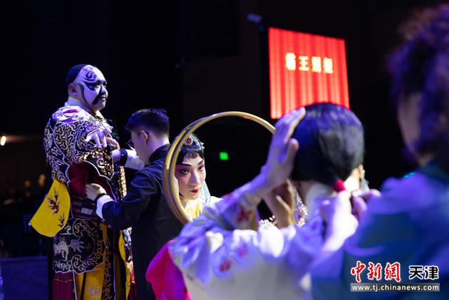 4月1日，听书看戏版《霸王别姬》在天津首演。图为两名主演在舞台上化妆。　王在御　摄