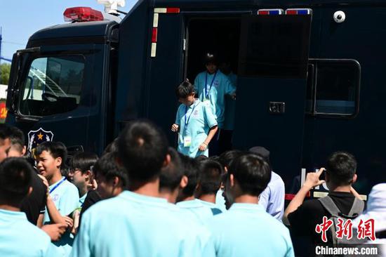 北京市公安局定点帮扶支教贵州省黔西南州青少年校园足球夏令营活动举办。　北京市公安局供图