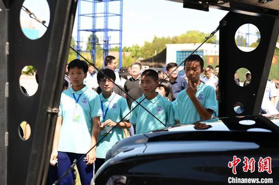 北京市公安局定点帮扶支教贵州省黔西南州青少年校园足球夏令营活动举办。　北京市公安局供图