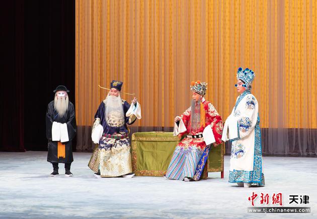 3月17日，首届中华戏曲精品邀请展启幕，京剧《龙凤呈祥》率先亮相。　王在御　摄