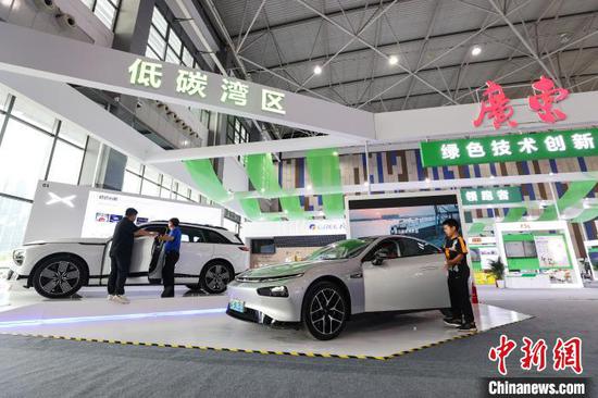 参观者在广东展区了解新能源汽车。　瞿宏伦 摄