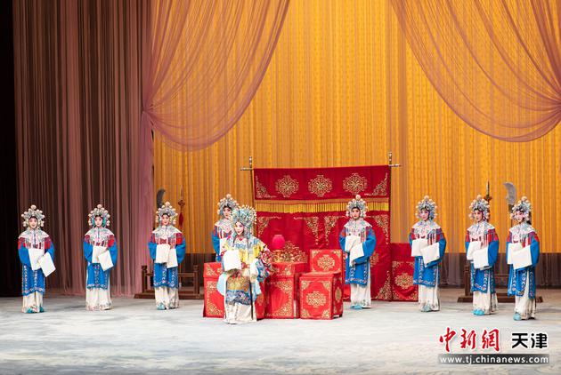  3月17日，首届中华戏曲精品邀请展启幕，京剧《龙凤呈祥》率先亮相。　王在御　摄