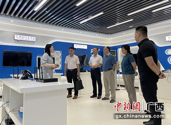 参观培训基地。 参观培训基地。