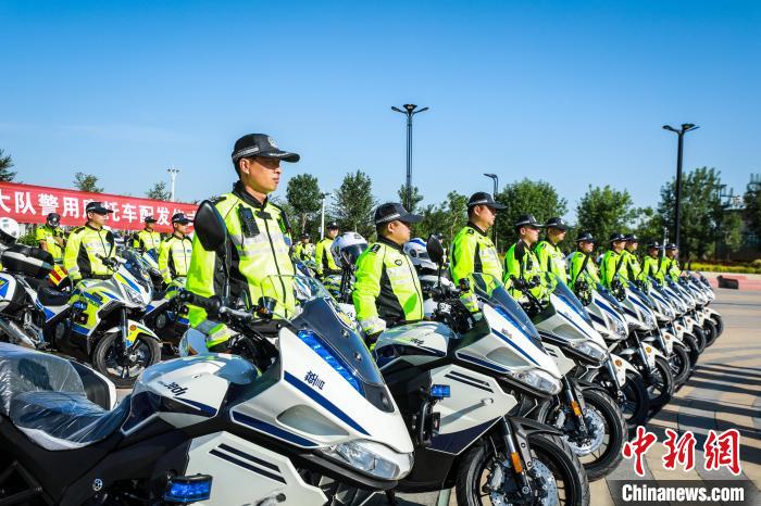 新疆投入30辆执勤执法摩托车疏通独库公路“堵点”。　张国强 　摄