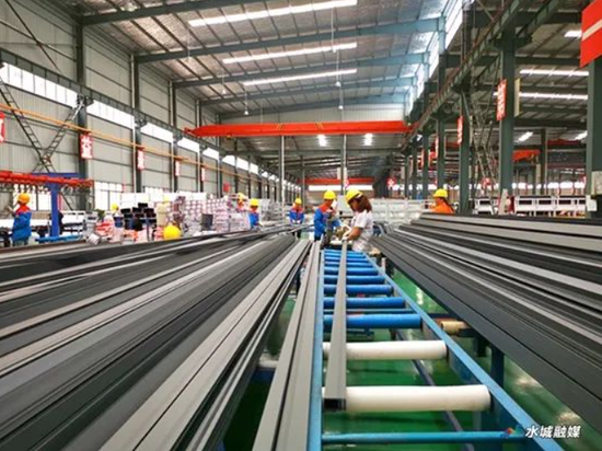 贵州十九度铝业科技有限公司生产现场。水城融媒