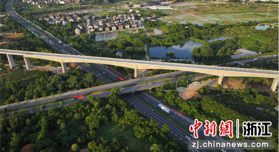 杭温铁路二期跨杭黄铁路特大桥航拍图。  高天峰 供图