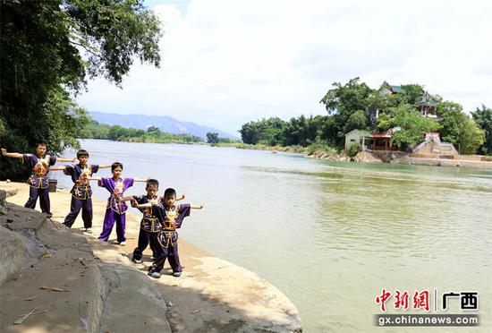 图为孩子们在位于贺州市贺街古镇的浮山练习咏春武术套路。甘勇 摄