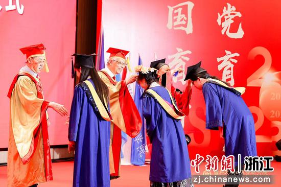 中国科学院院士为毕业生拨穗  杭高院 供图