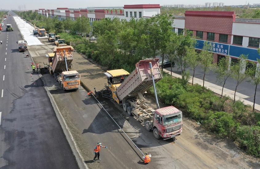 二二二团北亭镇——准东石油基地公路项目加紧施工