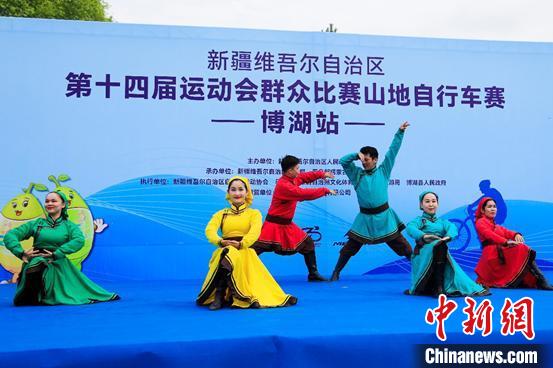 比赛开始前，博湖县文工团的演员们表演了精彩的文艺节目。　胡侍琦　摄