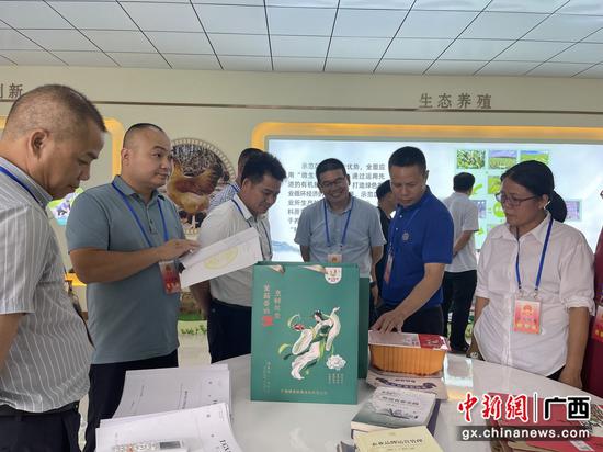 参加活动人员在横县灵龙禽业有限公司参观学习。
