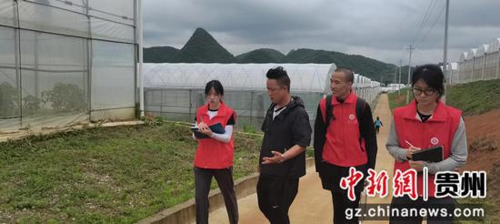 2023年5月，实践队员在清镇基地就土壤改良与现场负责人交流
