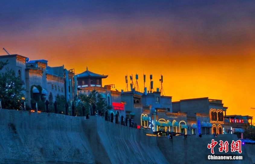 夕陽下鏡頭里新疆喀什古城更“靚”