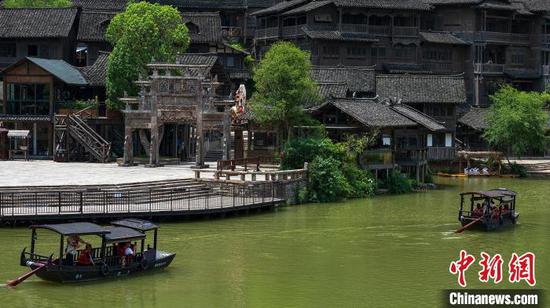 游客在贵州省遵义市播州区乌江寨景区乘坐游船。　伍卫东 摄