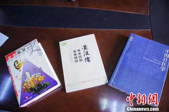 黄汉儒参与编写的书籍。陈冠言 摄