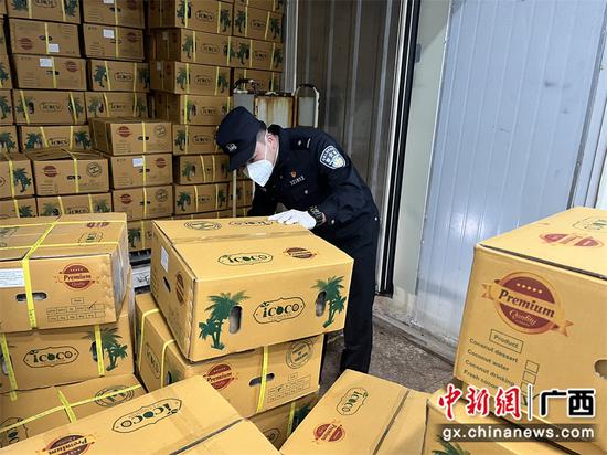 边检民警抽查卸运进口水果。