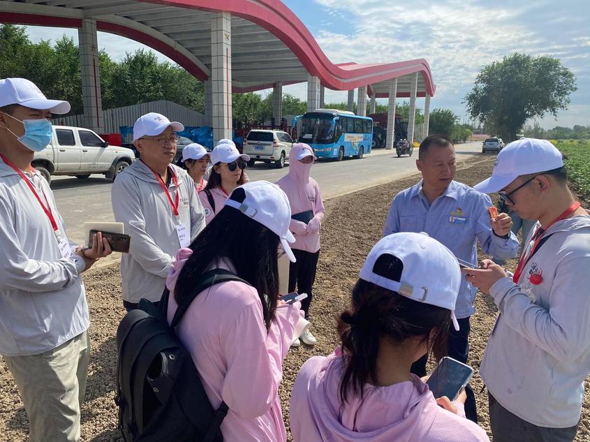 天业集团节水公司副总经理杨万森向采访团介绍虫相关信息。 周璇 摄