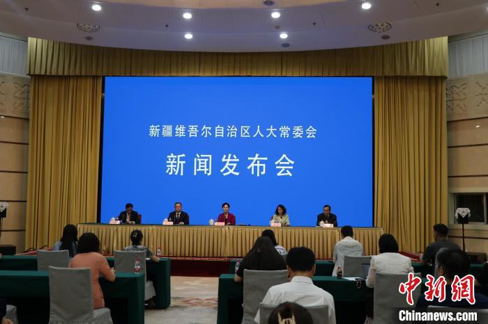 13日，新疆人大常委会召开推进实施《自治区实施〈水污染防治法〉办法》新闻发布会。　喇小飞　摄