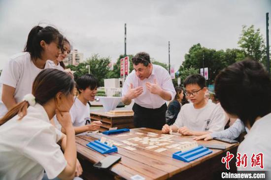 图为贵阳市民体验以色列麻将。 陈戈奕 摄 图为贵阳市民体验以色列麻将。 陈戈奕 摄