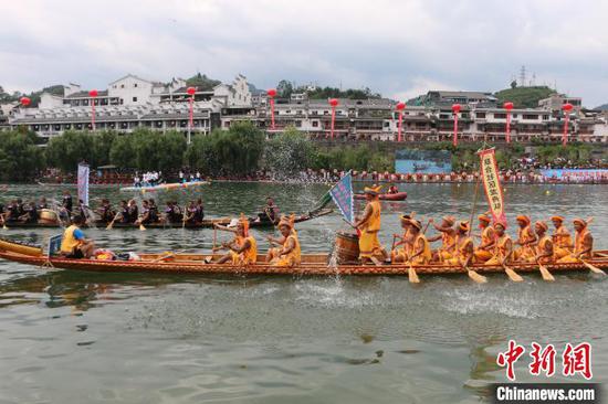 图为开幕式游江环节，镇远县社区传统龙舟队亮相。中新社记者 朱贺 摄